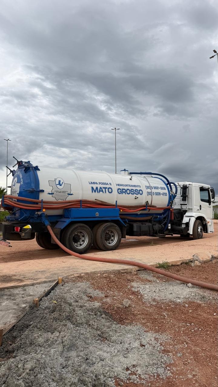Caminhão da Limpa Fossa Mato Grosso em operação